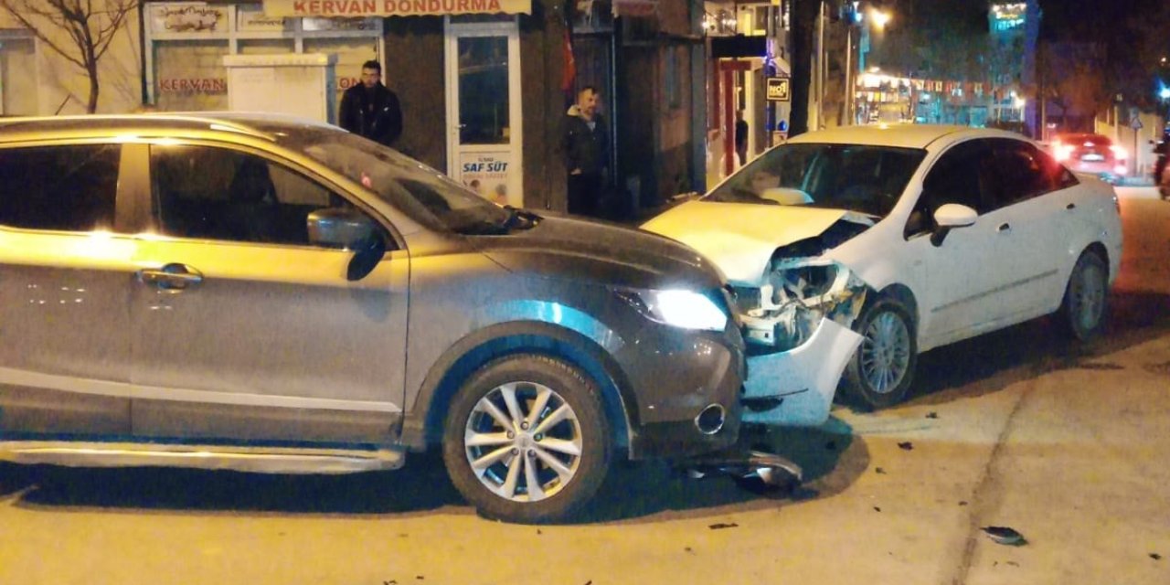 İki otomobil kafa kafaya çarpıştı