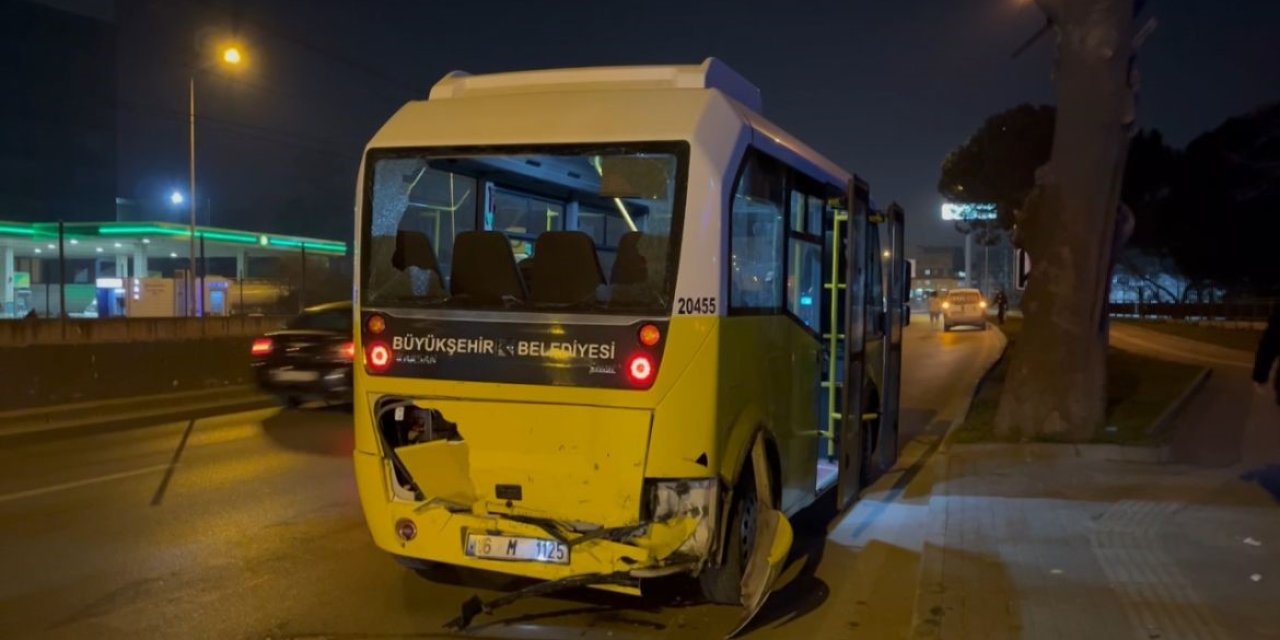 Makas Atarak İlerleyen Otomobil Minibüse Çarptı!