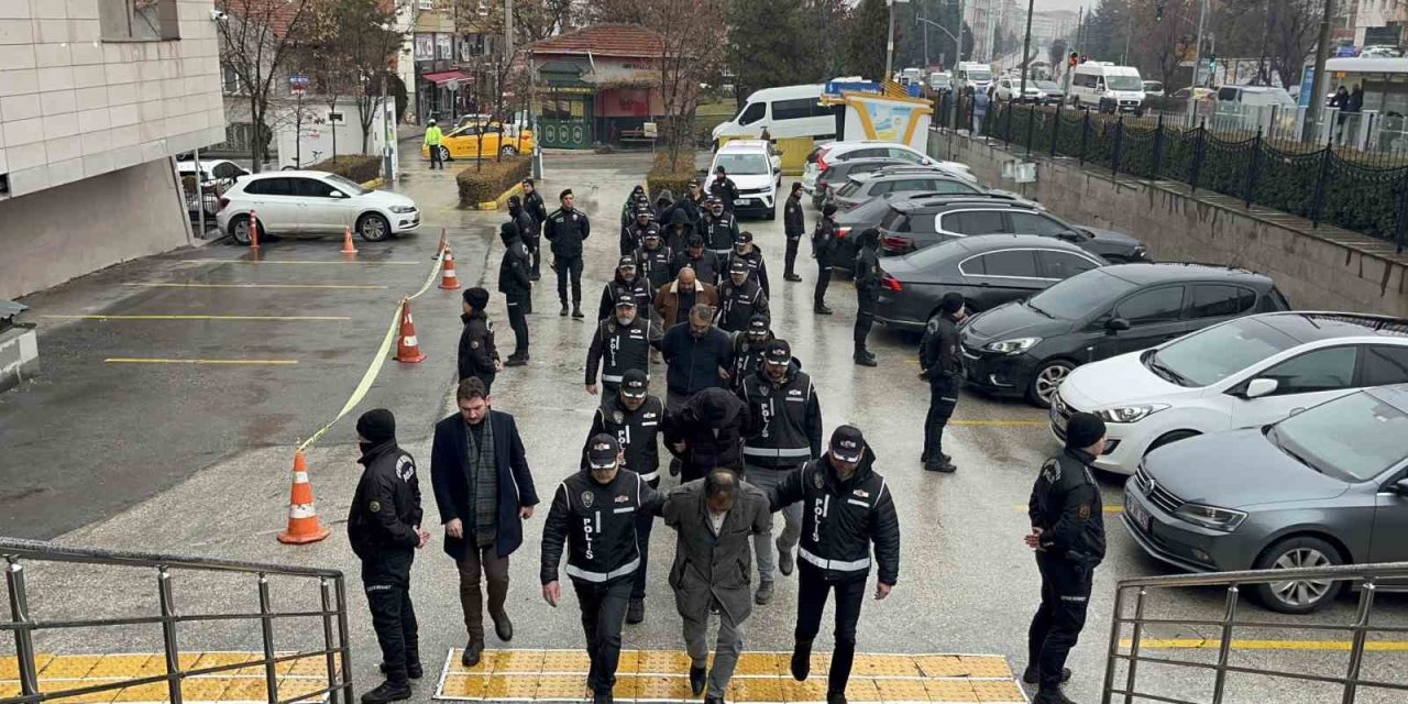 Tefecilik Suçundan Mahkeme Sevk Edilen Şüphelilerin 4’ü Tutuklandı
