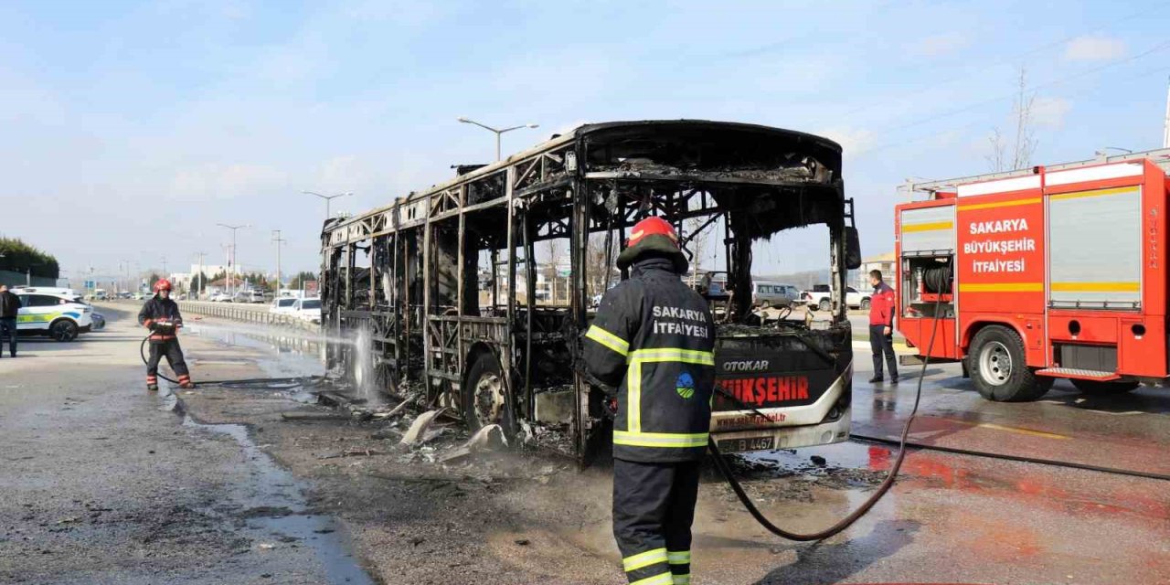 Otobüs Alev Topuna Döndü: Gökyüzünü Kara Duman Kapladı