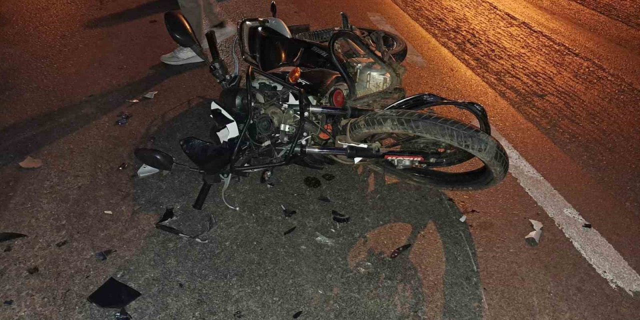 Motosiklet Otomobile Çarptı: 3 Yaralı
