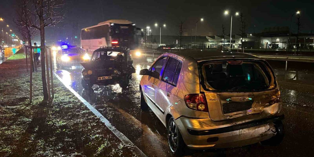 Yağış Sebebiyle Kayan Otomobil, Trafik Işıklarında Bekleyen Araca Çarptı: 5 Yaralı
