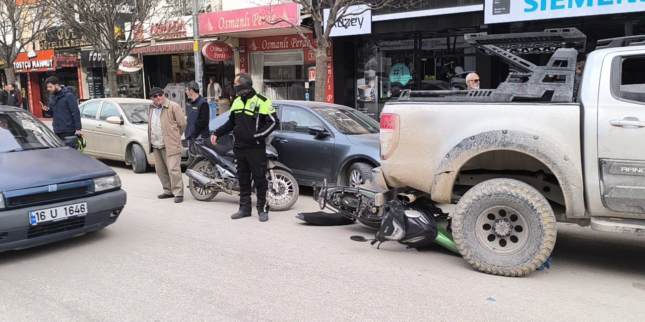 Devrilen Motosiklet Aracın Altına Girdi