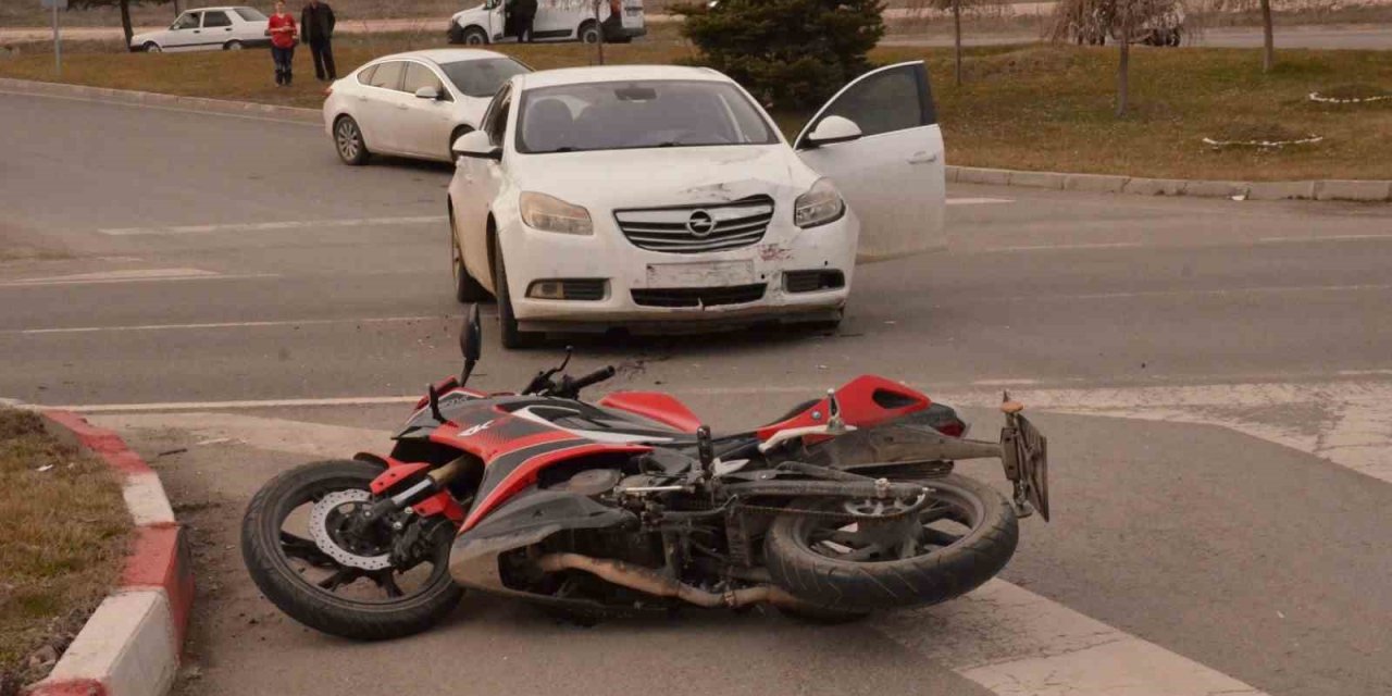 Otomobil ile motosiklet çarpıştı: 1 kişi yaralandı