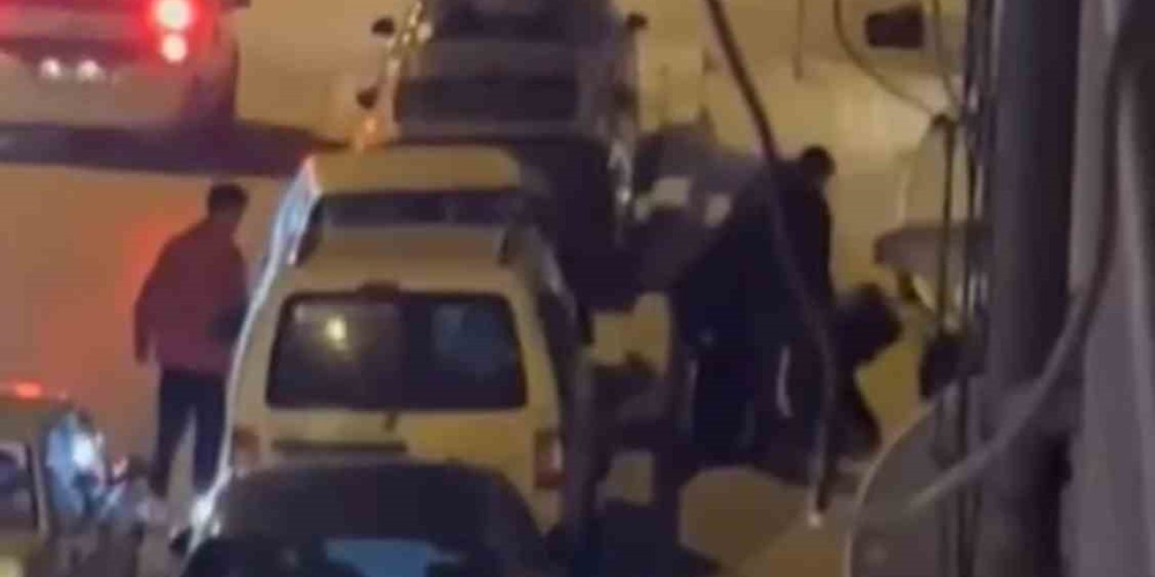 Aralarına Aldıkları Kişiyi Böyle Darp Ettiler