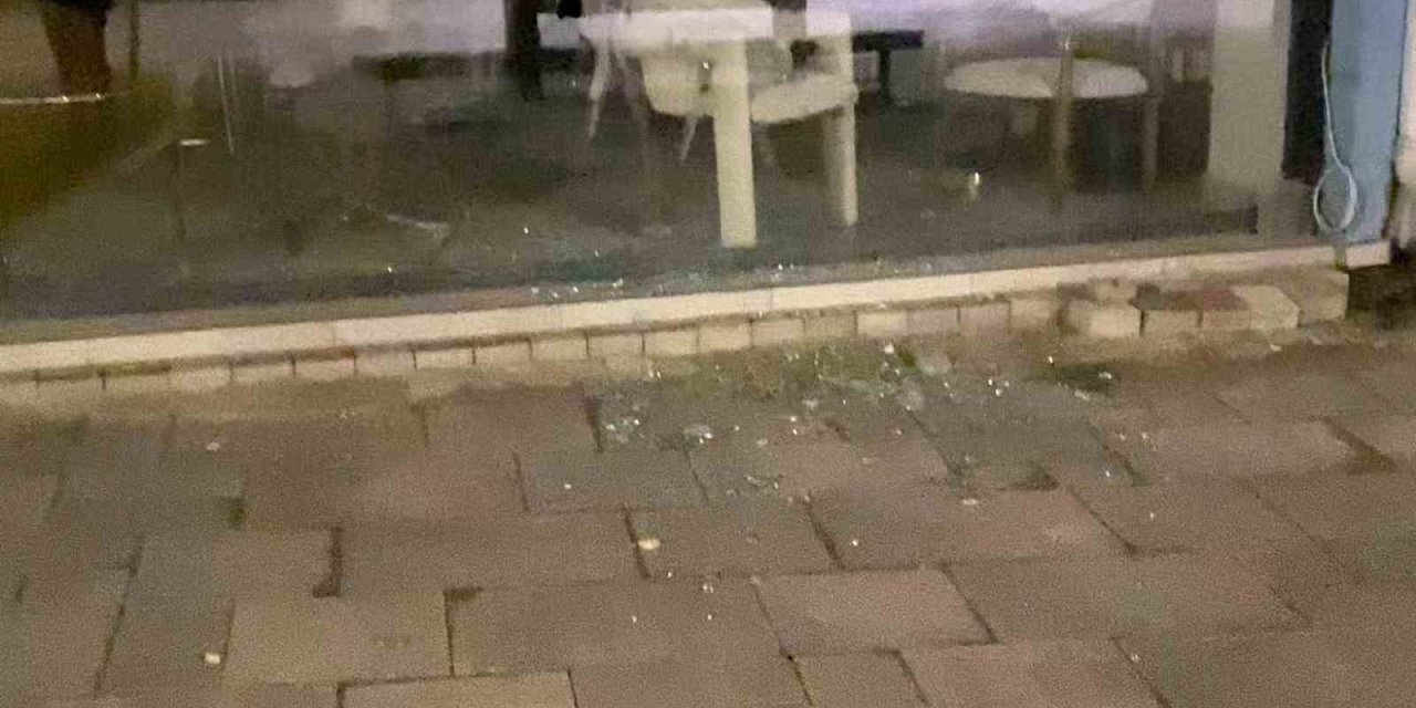 Motosikletli Şahıs Mağaza Camını Taşla Kırdı