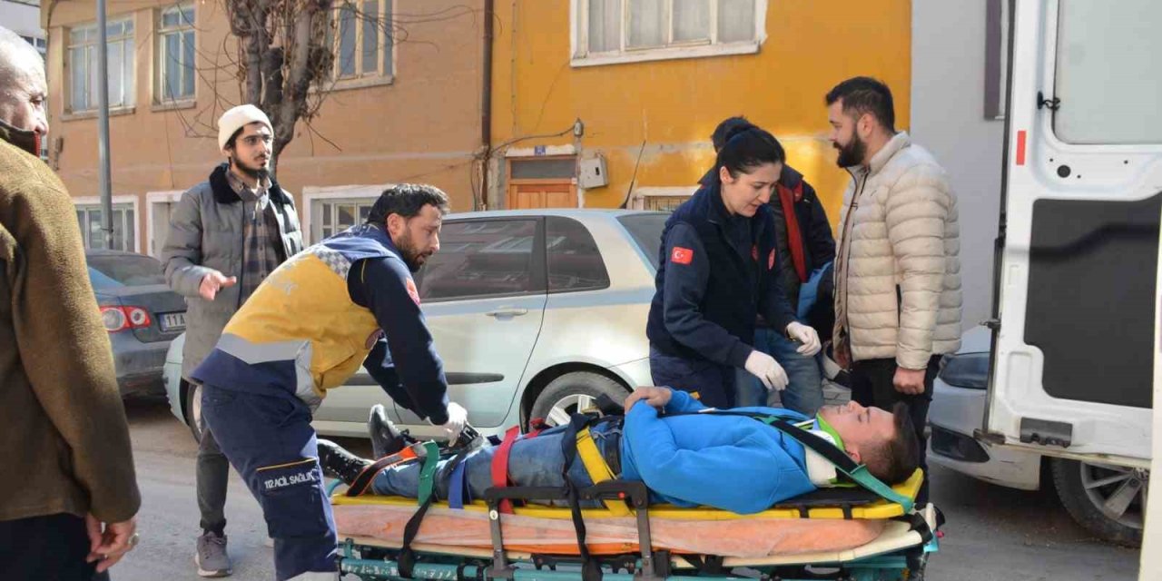 Kontrolden çıkan motosiklet devrildi: 2 kişi yaralandı