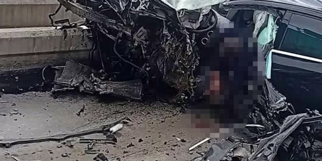 Lüks Otomobil, Otoyolda Gişelere Ok Gibi Saplandı!