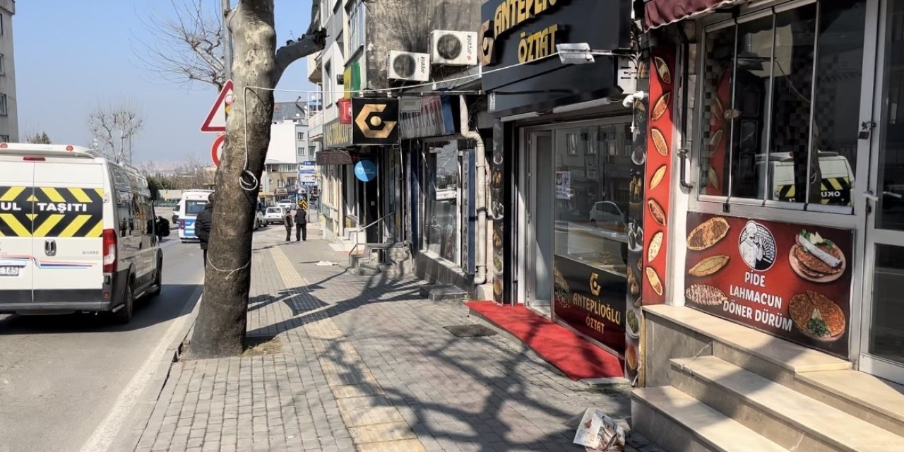 Yürüdüğü Kaldırımda Fenalaşıp Yere Düşen Adam Hayatını Kaybetti