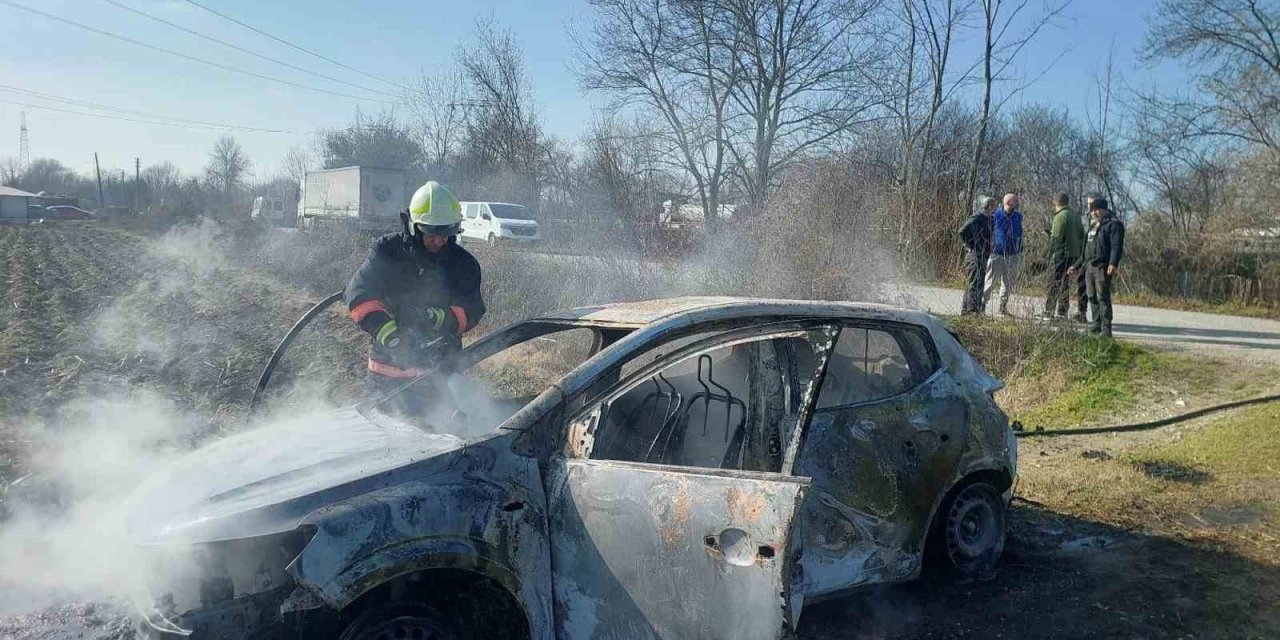 Tarlaya Çektiği Otomobilde Kendini Yakmaya Çalıştı