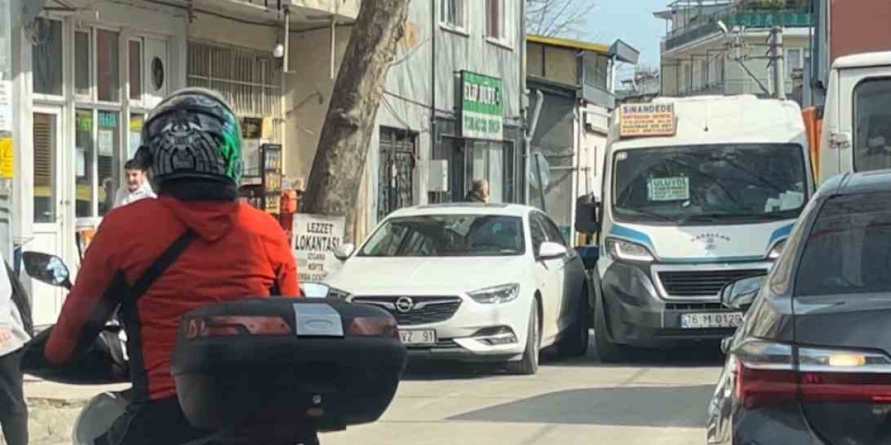 Aracı Yola Bırakıp Gitti, Metrelerce Araç Trafiği Oluştu