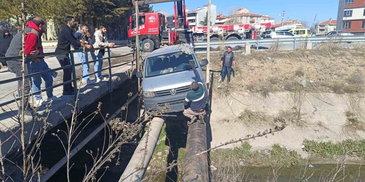 Araç Borularının Üstünde Asılı Kaldı