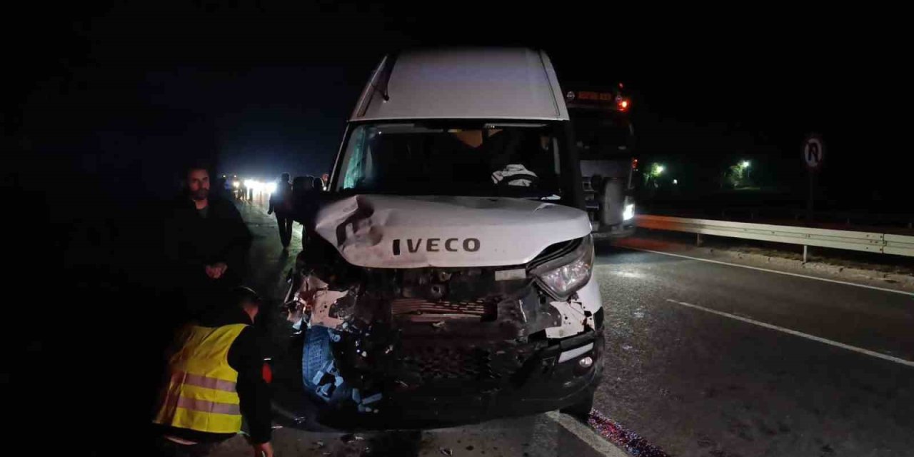 Minibüs Otomobille Çarpıştı: 1 Yaralı
