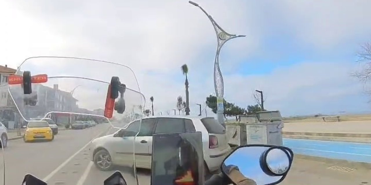 Otomobiline Çarpan Motosikletliyi Suçladı