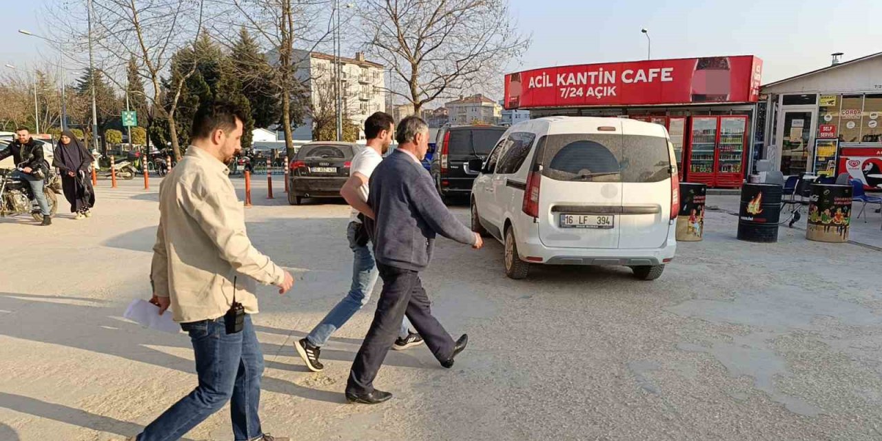Eşini Tabanca İle Kovaladı