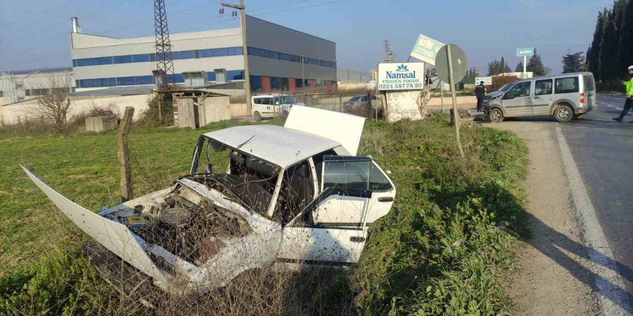 Hafif Ticari Araç İle Otomobil Çarpıştı: 5 Yaralı