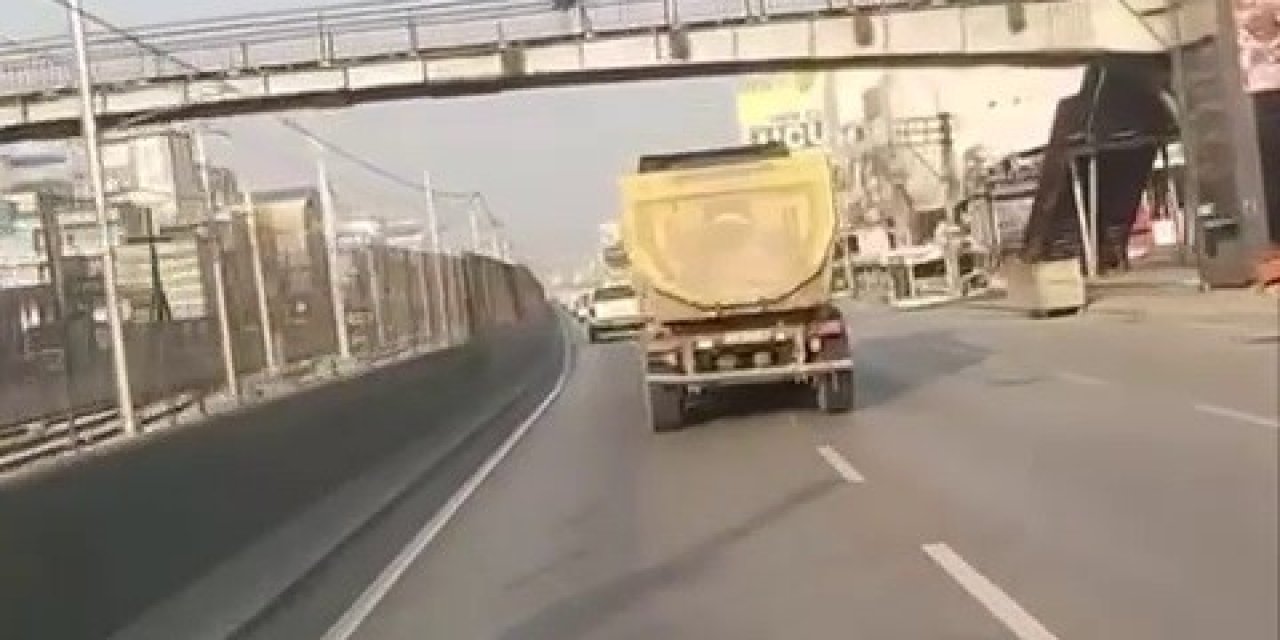 Trafiği Hiçe Sayan Kamyon Dakikalarca Makas Attı
