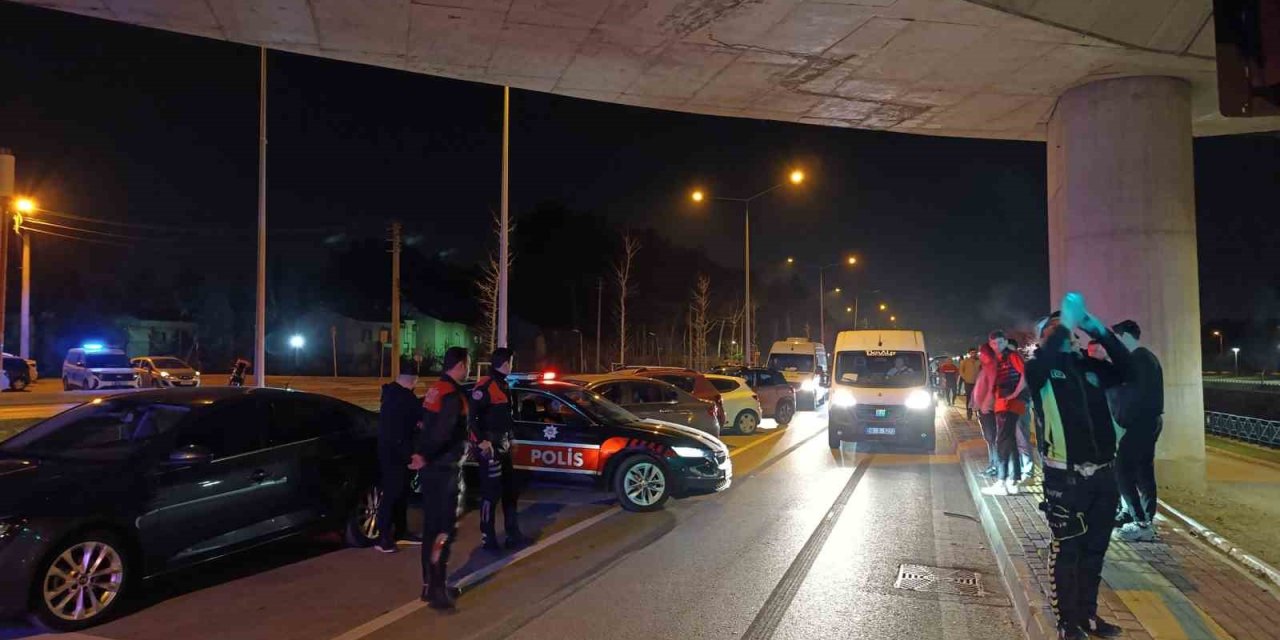 Yolun Karşısına Geçen 2 Kişiye Hafif Ticari Araç Çarptı: 2 Yaralı