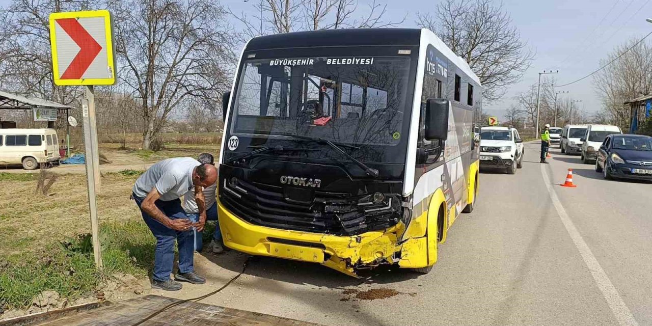 Halk Otobüsü İle Hafif Ticari Araç Çarpıştı