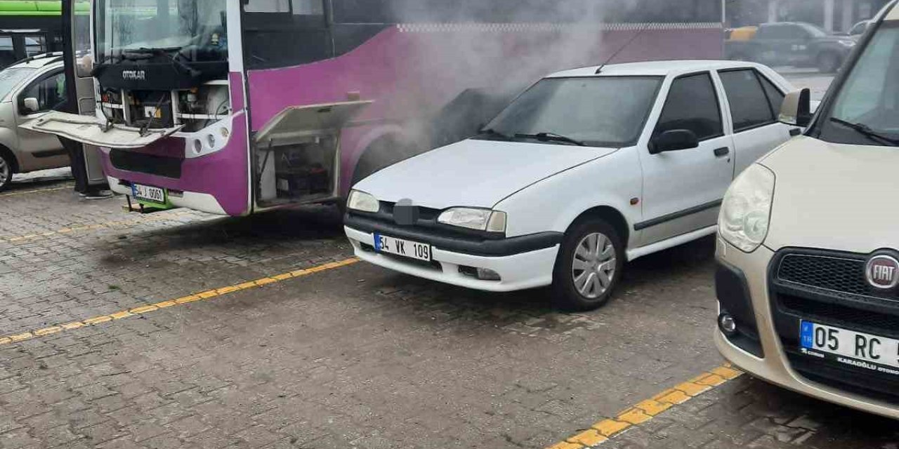 Park Halindeki Özel Halk Otobüsü Yandı