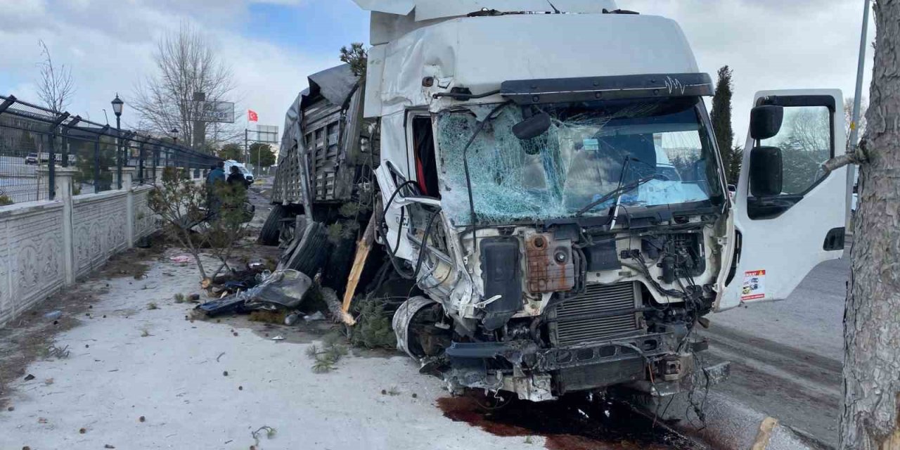 Tır İle Kamyonet Çarpıştı: 1 Ölü, 2 Yaralı