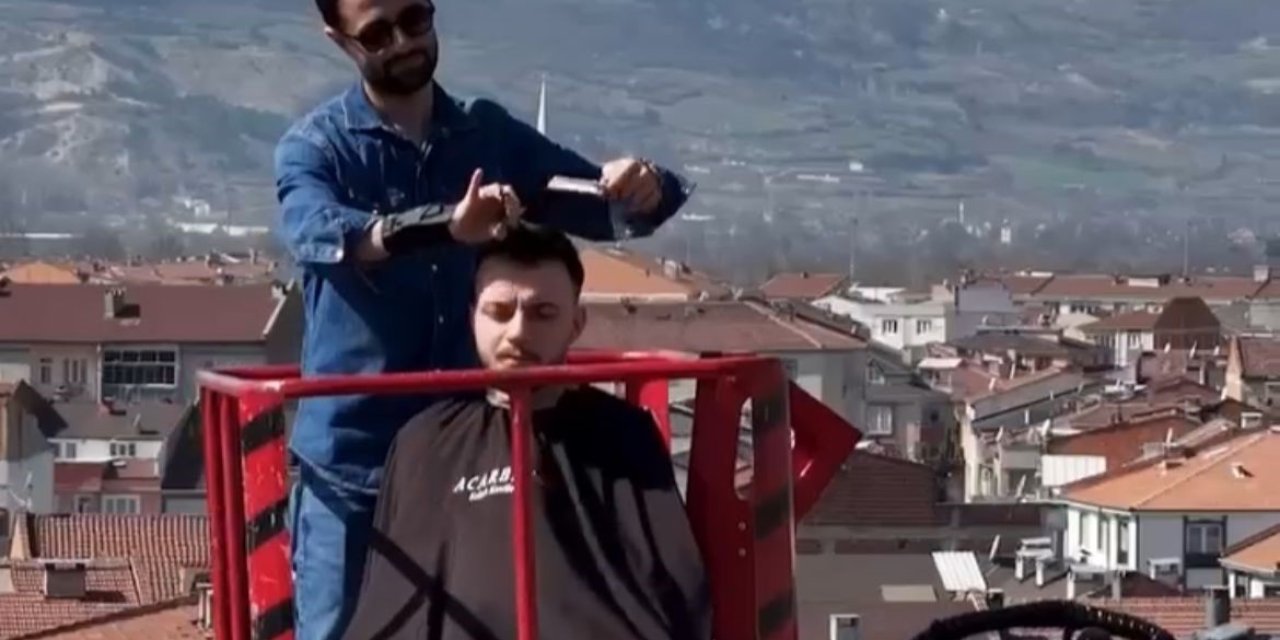 Vinci Berbere Çevirdi, Metrelerce Yüksekte Müşterilerini Tıraş Etti