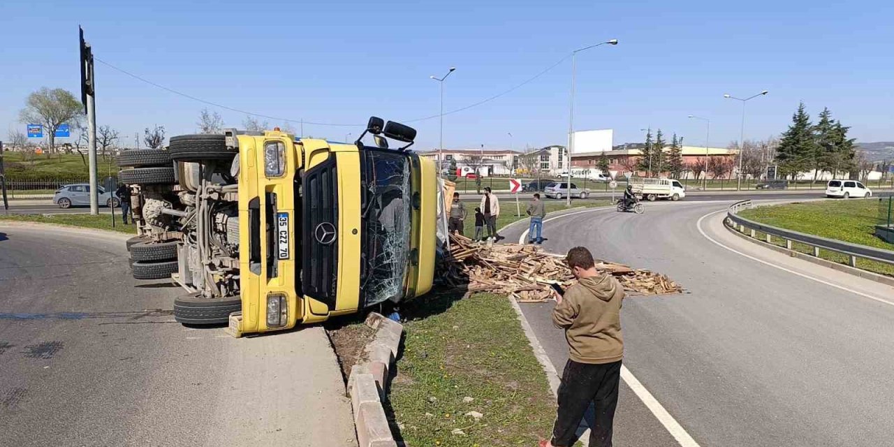 Kontrolden Çıkan Kamyon Devrildi, Sürücüsü Yaralandı