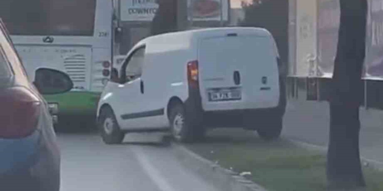 Trafikten Kaçmak İçin Aracıyla Kaldırıma Çıktı
