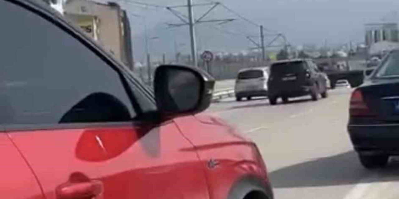 Şerit İhlali Yapıp, Yol Vermeyen Sürücünün Aracına Zarar Verdi