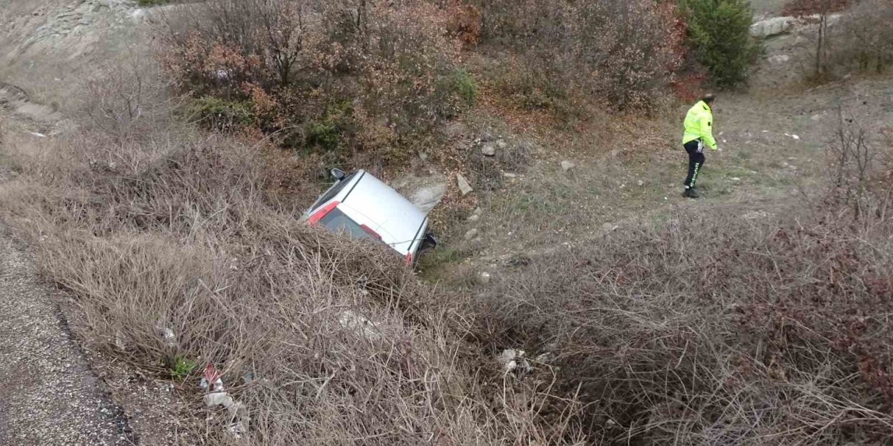 Direksiyon Hakimiyetini Kaybeden Sürücü Su Menfezine Uçtu