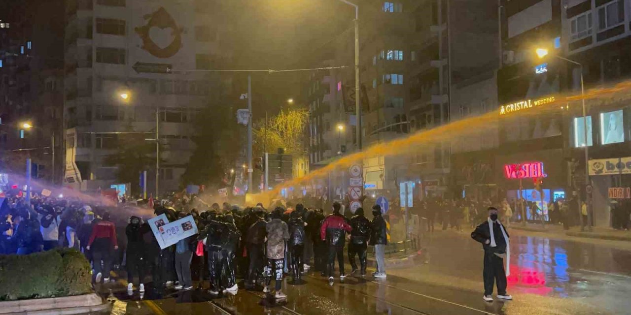 Patlayıcı Madde Atan Ve "Dağılın" İkazını Dinlemeyen Gruba Polis Ekipleri Müdahale Etti
