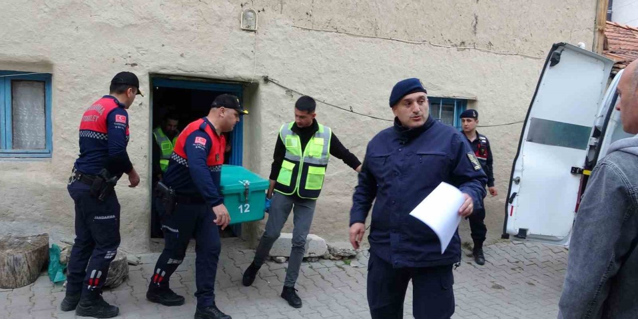 Eşini Ve Aralarında İlişki Olduğunu İddia Ettiği Şahsı Öldürdü