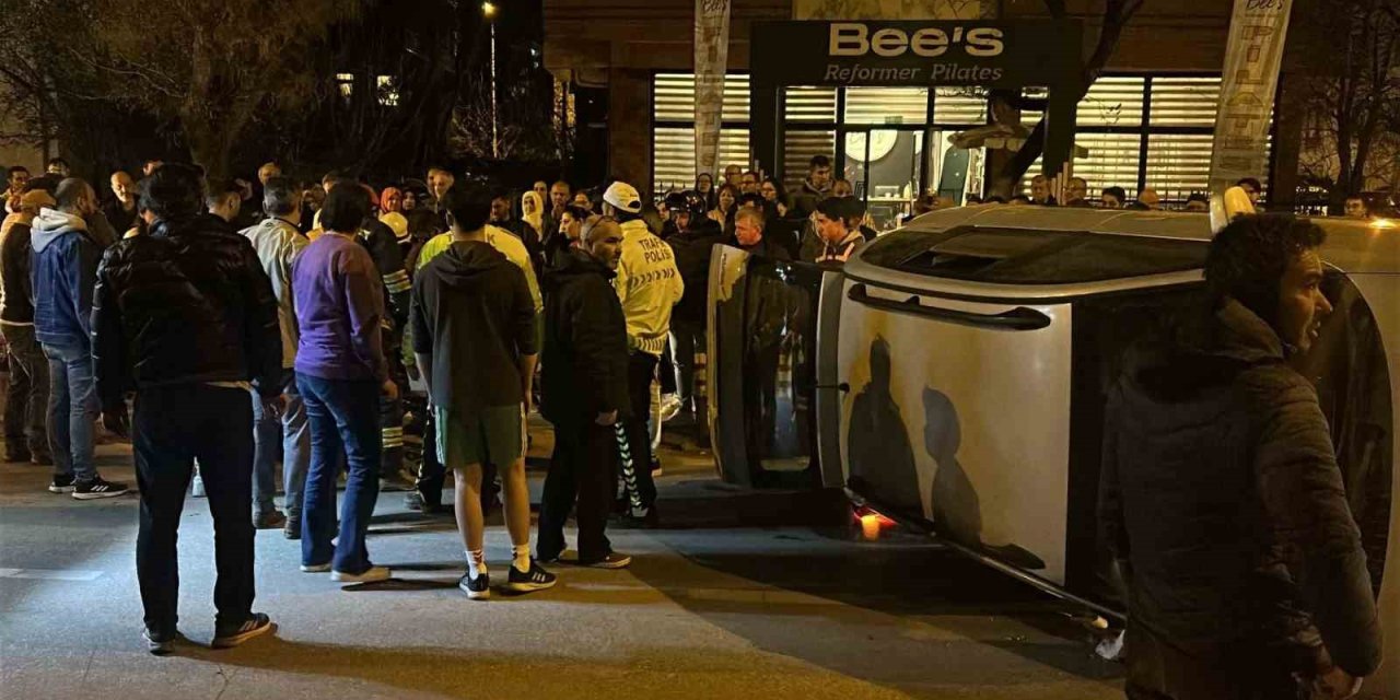 Sürcüsünün Direksiyon Hakimiyetini Kaybettiği Otomobil Yan Yattı