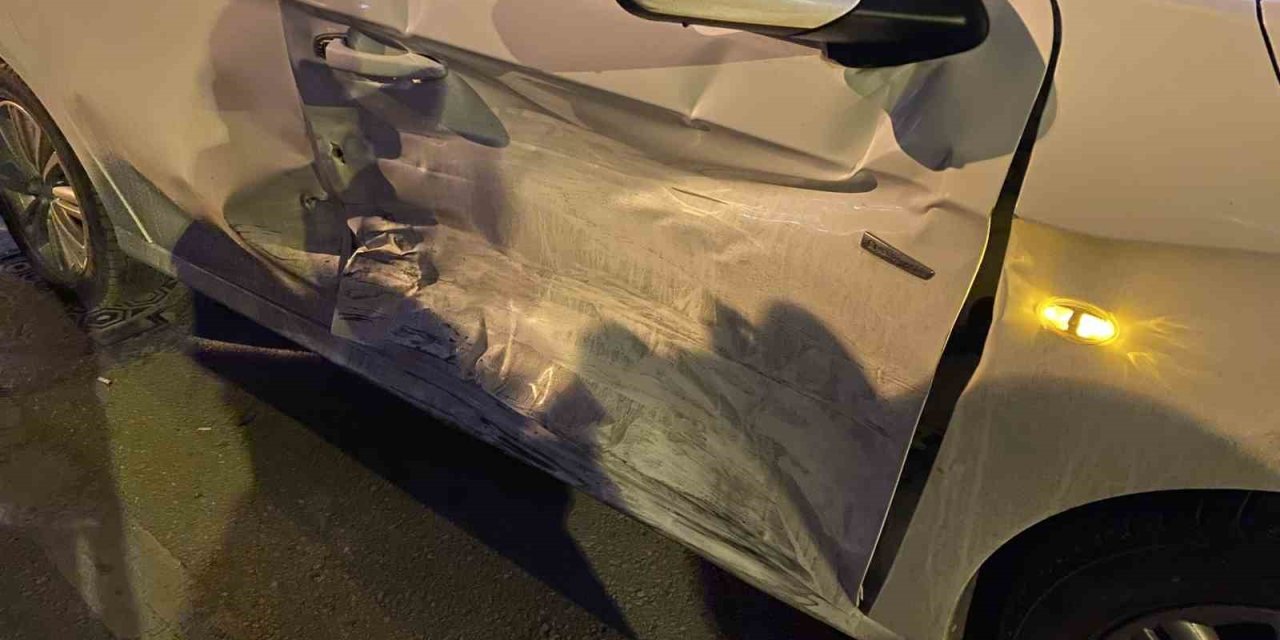 Caddede Çarpışan 2 Otomobilde Maddi Hasar Oluştu