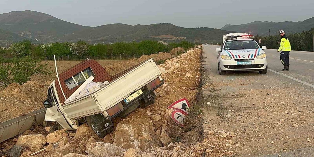 Kamyonet Şarampole Uçtu : 1 Yaralı