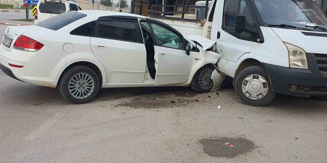 Otomobil Kamyonete Çarptı!