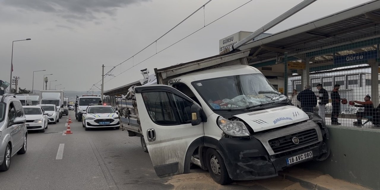 Kontrolden Çıkan Kamyonet Metro Bariyerlerine Vurdu
