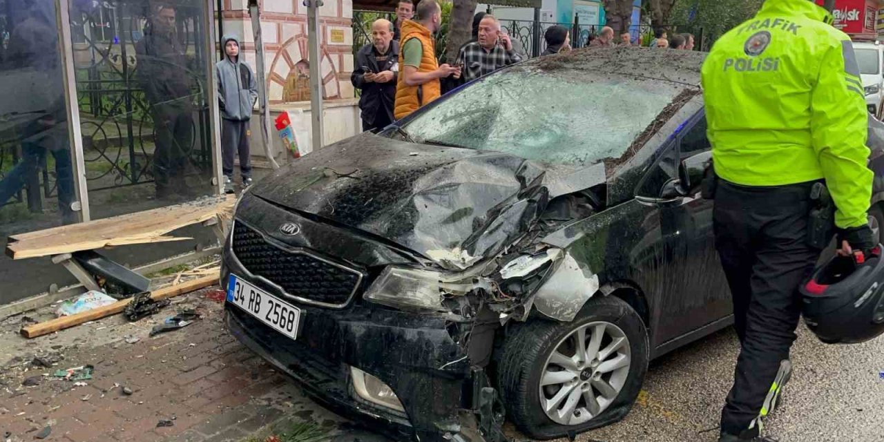 İftar Saati Otomobil Otobüs Durağına Daldı: 2’si Ağır 6 Yaralı