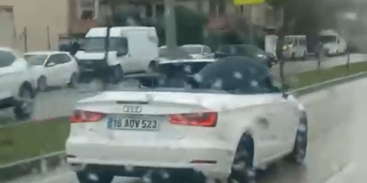 Milyonluk Arabada Islanmamak İçin Şemsiye Açtı