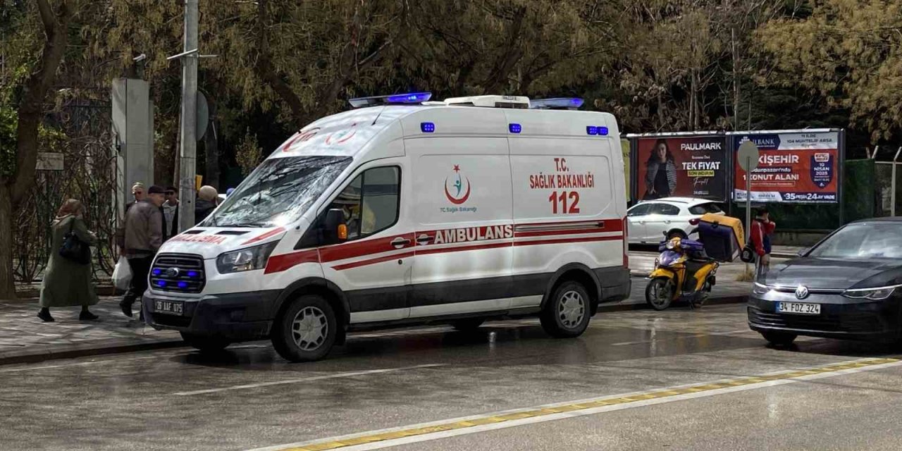 Islak Zeminde Kayarak Yere Düşen Kurye Yaralandı