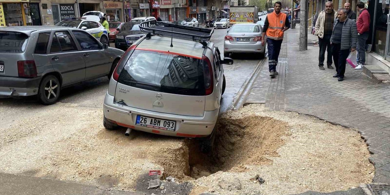 Yağışın Etkisiyle Çöken Zeminde Park Halinde Olan Otomobil Çukura Düştü