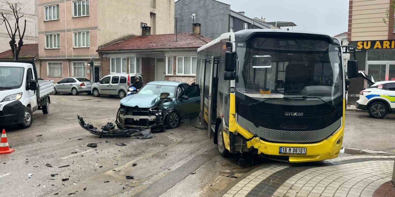Halk Otobüsü İle Otomobil Çarpıştı: 3 Yaralı