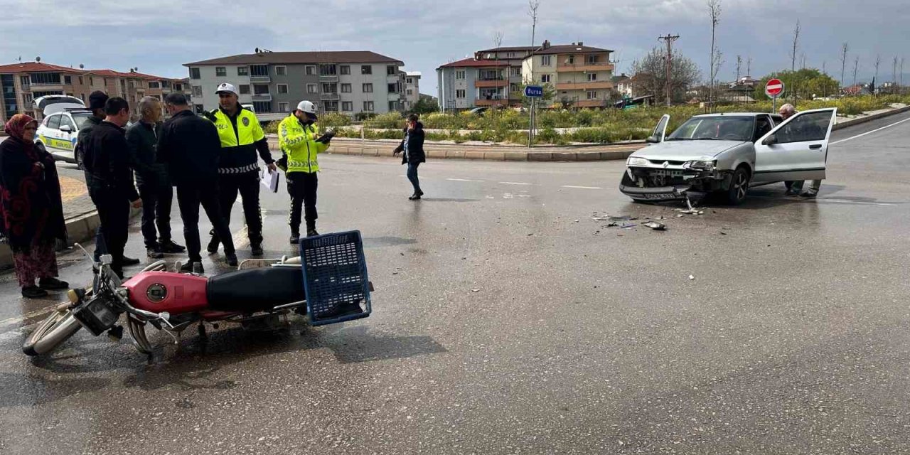 Otomobil İle Motosiklet Çarpıştı:1 Yaralı