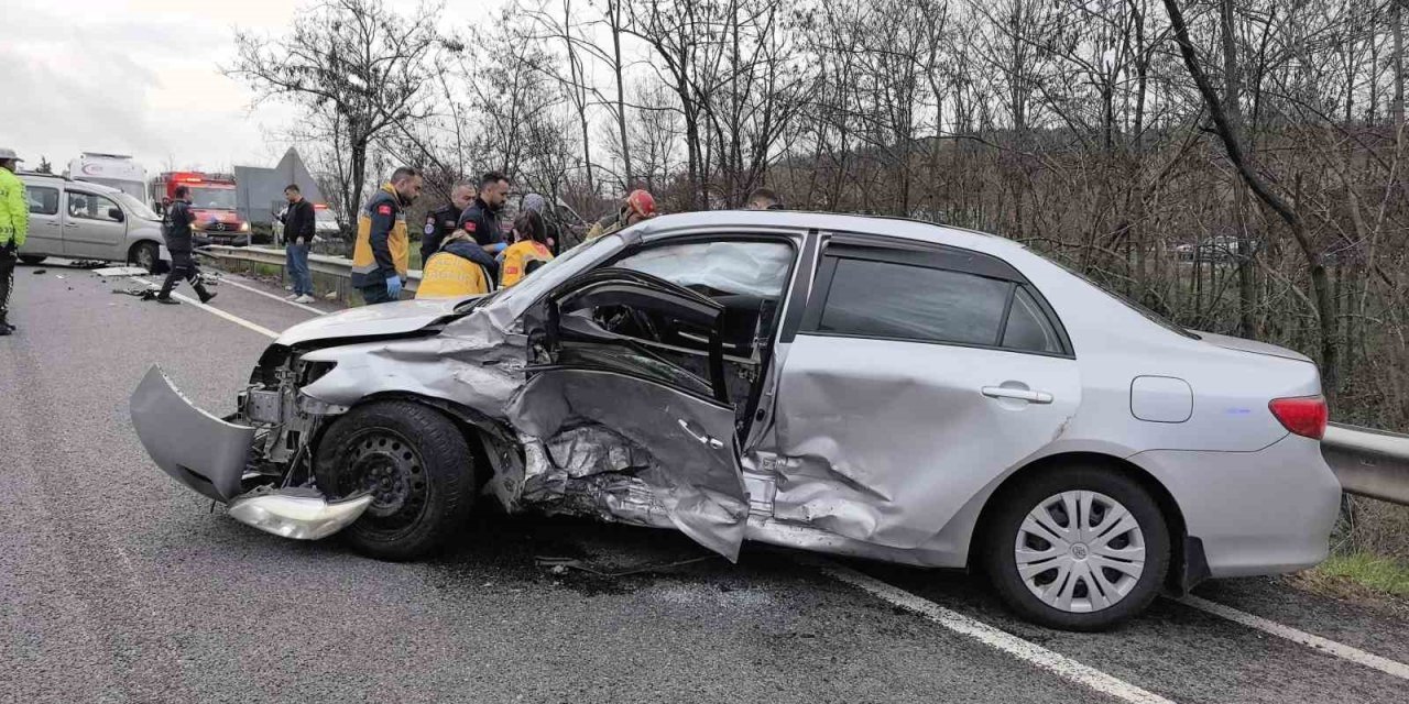 Hafif ticari araç ile otomobilin çarpıştığı kazada 3 kişi yaralandı