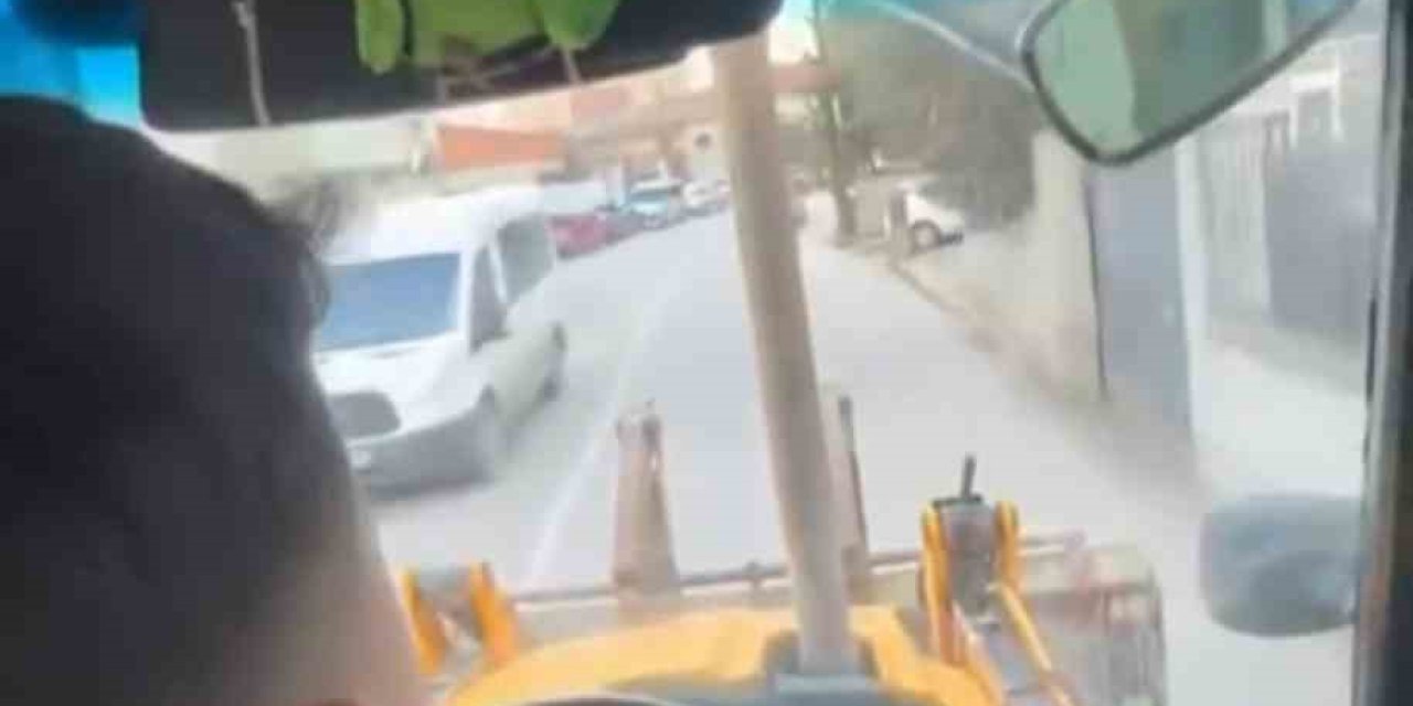 İş Makinesi İle Tehlikeli Yolculuk Kamerada