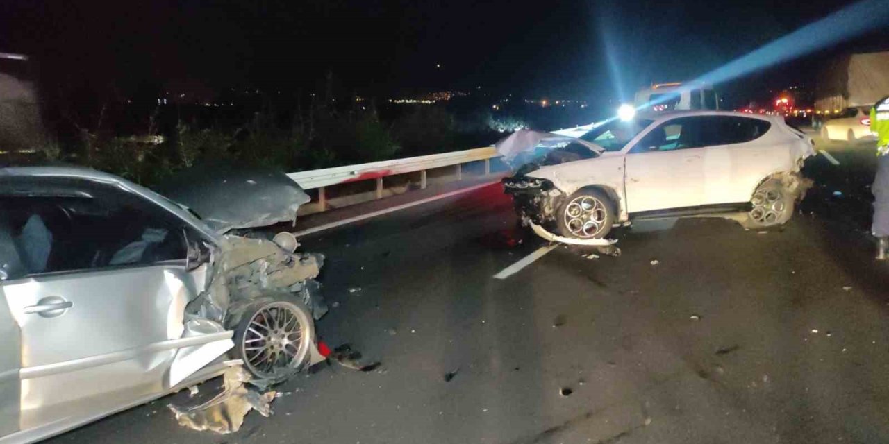 Otoyolda 4 Araç Çarpıştı: 1 Ölü, 7 Yaralı