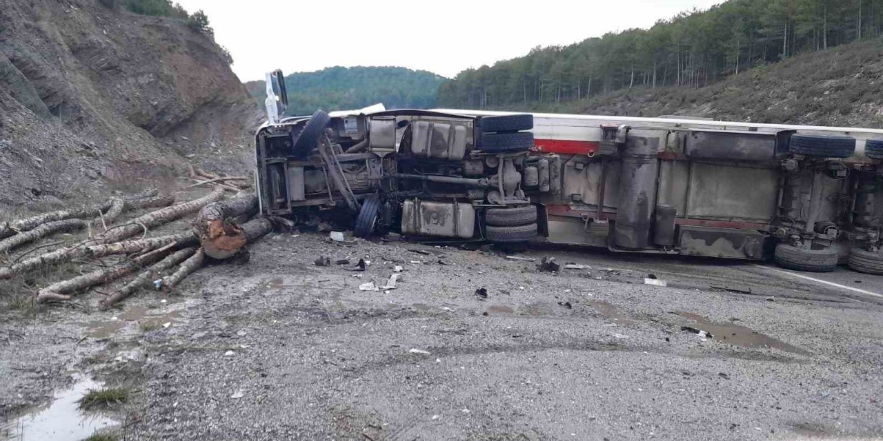 Tır, Otomobilin Üzerine Devrildi: 1 Ölü, 1 Yaralı