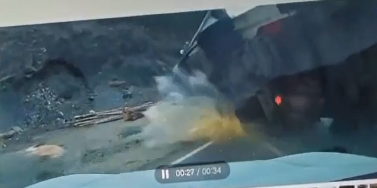 Tır Otomobilin Üzerine Devrildi