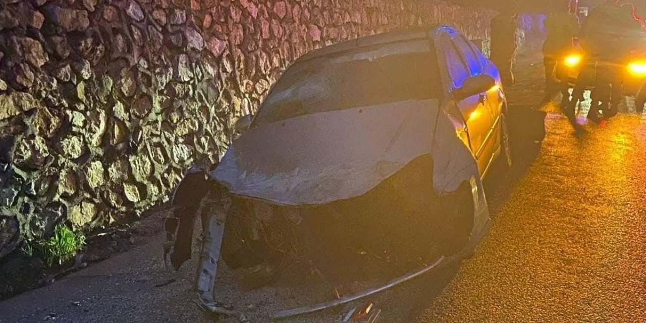 Kontrolden Çıkan Otomobil Bariyere Çarptı