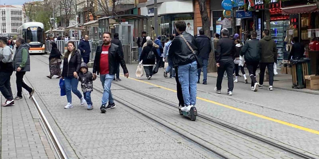 Aynı Scooter’a Binen 2 Kişi Önlerine Gelene Zil Çaldı